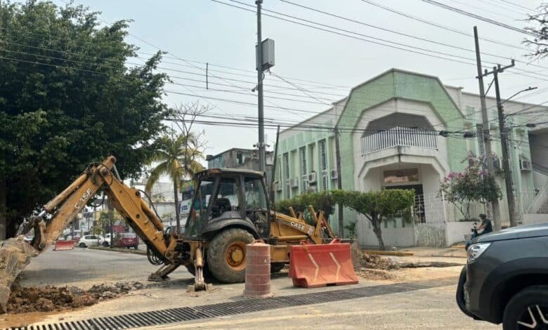 Se complica reparar fuga de agua y se prolonga obstrucción vial en colonia Villa Los Arcos