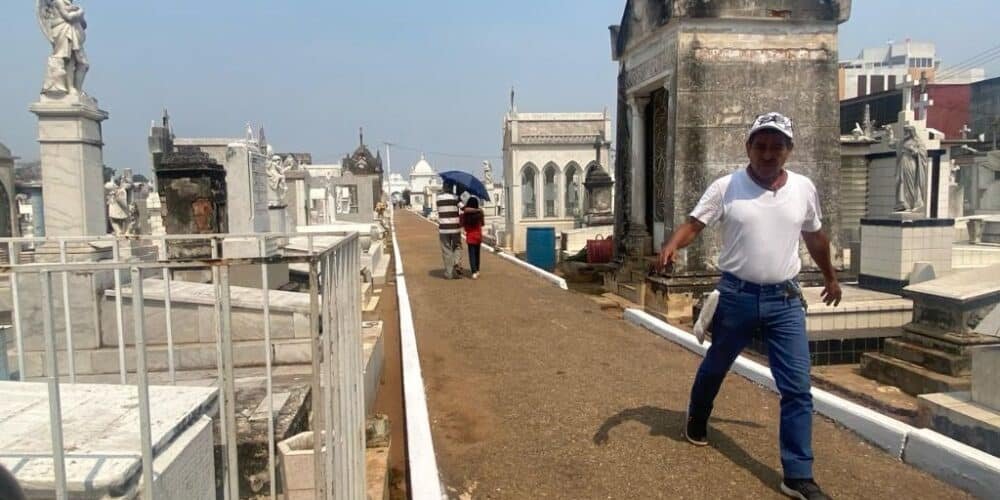 Sin clientes, lavadores de tumbas en panteón Central