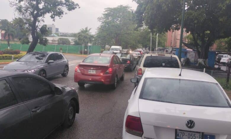 Anegaciones, tráfico y percances viales primeros saldos de lluvias de esta tarde