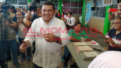 El candidato Javier May acude a ejercer su voto en Tabasco