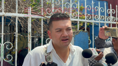 Ovidio Peralta acudió a votar a su casilla en Comalcalco
