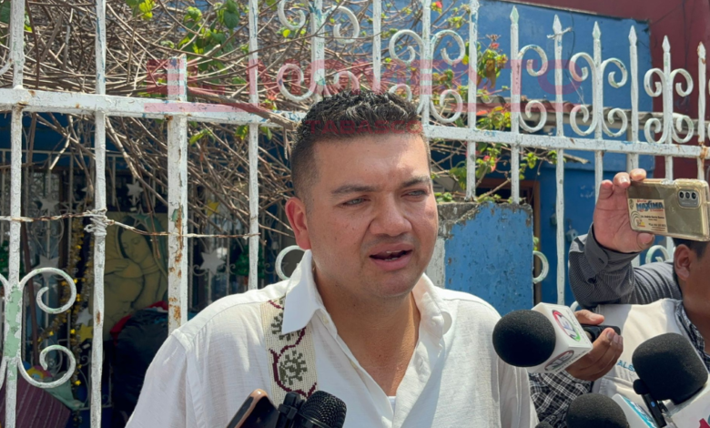 Ovidio Peralta acudió a votar a su casilla en Comalcalco