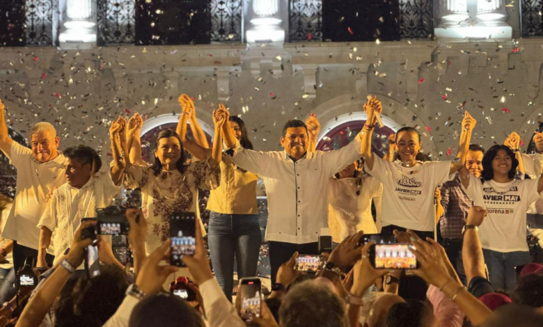 Javier May Rodríguez, candidato electo a la gubernatura por Tabasco, celebró esta media noche en Plaza de armas