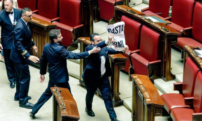 Tensión en Cámara de Diputados de Italia, legisladores terminan a golpes