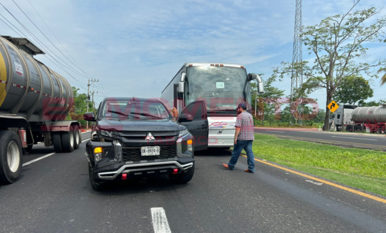 Autobús embiste camioneta sobre la carretera Cárdenas-Villahermosa, no hay lesionados