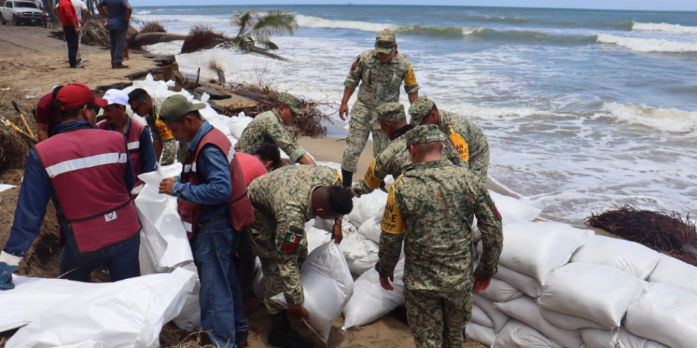 Colocan 2 mil costales para evitar desbordamiento del mar en costas de Cárdenas