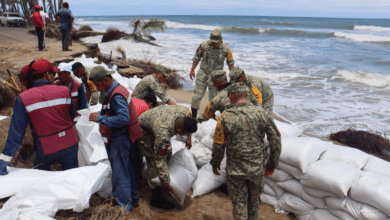 Colocan 2 mil costales para evitar desbordamiento del mar en costas de Cárdenas