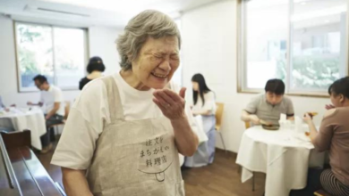 Así funciona este restaurante de "Pedidos Equivocados" en Tokio, sus empleados son abuelitos con Alzheimer