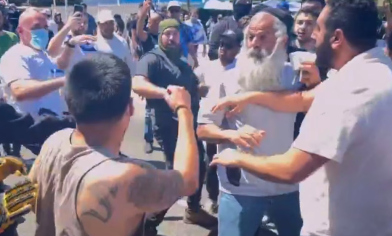 Manifestantes propalestinos y judíos se enfrentan afuera de una sinagoga en Los Ángeles