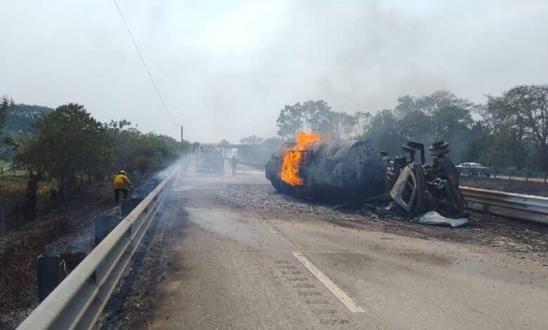 Vuelca pipa de 20 mil litros cargado de combustible