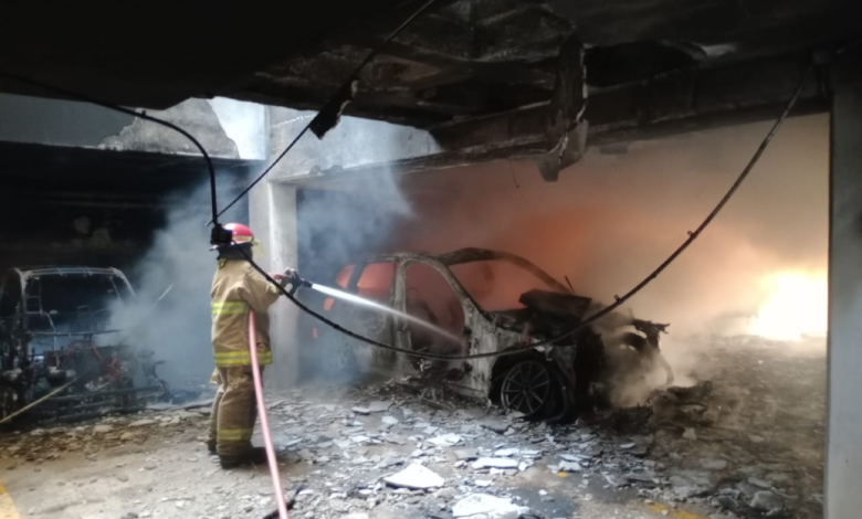 Se incendian tres coches, entre ellos un eléctrico, en sótano de edificio departamental