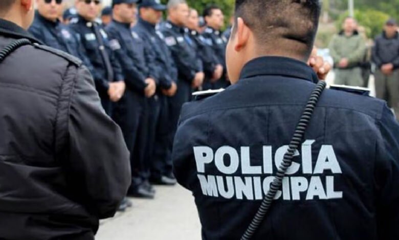 Diputada de Michoacán apoya a policías en plantón y luego los insulta
