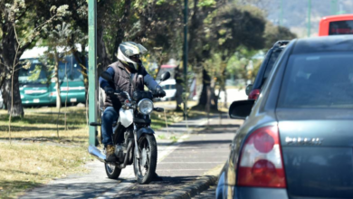 ¡De película! Mujer corre despavorida al confundir a motociclista con asaltante: Su reacción se vuelve viral