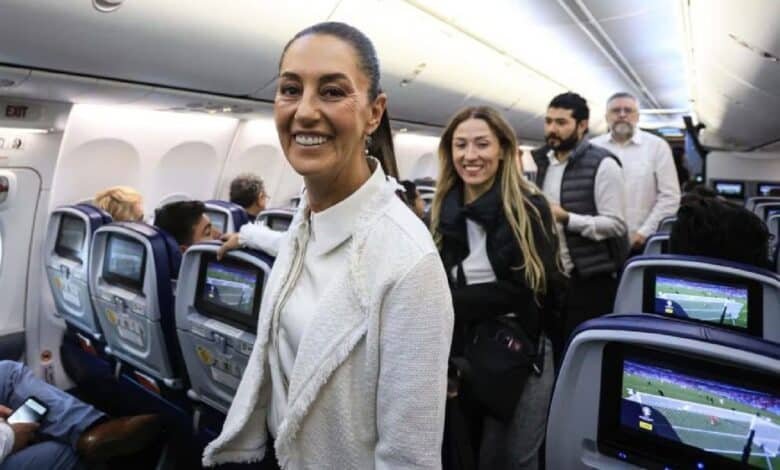 Entre selfies y aplausos, Sheinbaum aborda vuelo de regreso a la CDMX