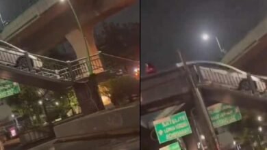 Conductor intenta cruzar puente peatonal con vehículo en Naucalpan