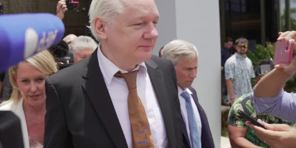 Assange tiene prohibido regresar a EU, dice Departamento de Justicia