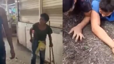 VIDEO. “Tablean“ a dos sujetos por abusar de una adulta mayor con discapacidad mental