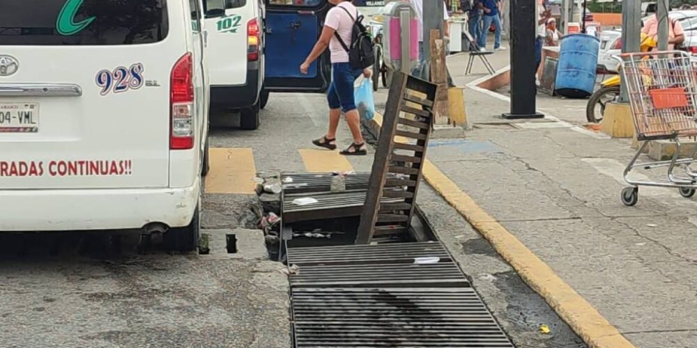 Colapso de alcantarilla en la avenida Ramón Mendoza Herrera representa serio peligro para los transeúntes