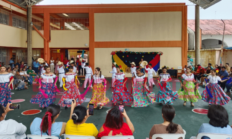 Enmarcan tradiciones despedida de las aulas en escuelas de Villahermosa