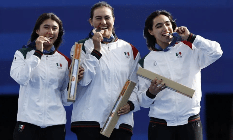 AMLO felicita al equipo femenil de tiro en arco por ganar la primer medalla en Paris 2024