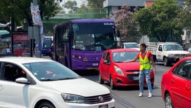 Video. "Semáforos humanos" arriesgan la vida para agilizar tránsito de CDMX