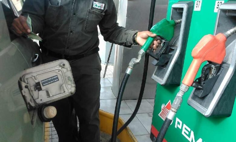 ¿Es mejor cargar la gasolina por litro o por monto?, Profeco aclara