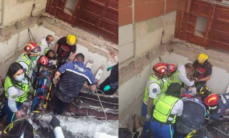 Rescatan a trabajador tras derrumbe en CDMX