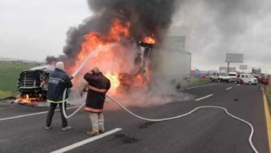 Se incendia tráiler sobre la autopista México- Pachuca