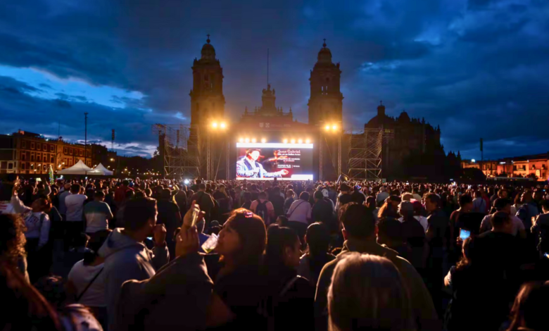 Concierto de Juan Gabriel abarrota en Zócalo