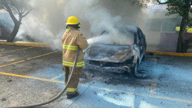 Se registró incendio de vehículo compacto en Estacionamiento de la Universidad Tecnológica