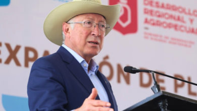 Embajador Ken Salazar da positivo a Covid-19