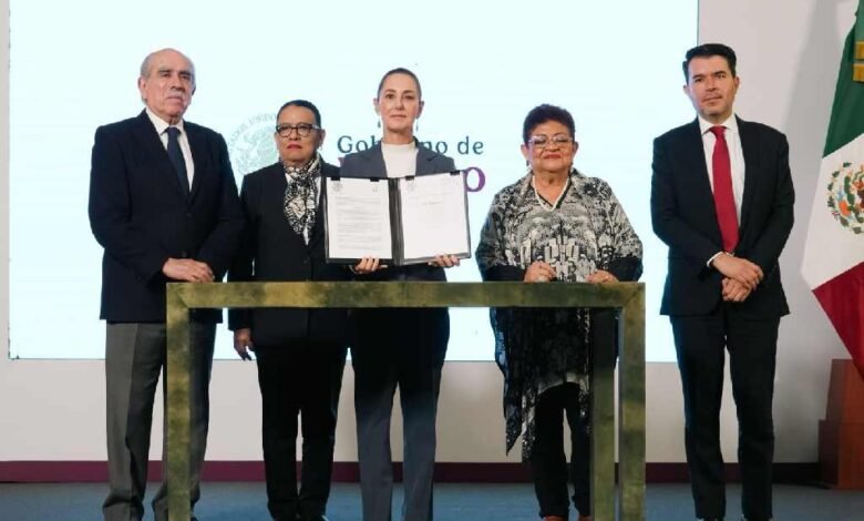 Presidenta Claudia Sheinbaum firma acuerdo que reconoce como crimen de lesa humanidad la matanza estudiantil del 2 de octubre de 1968