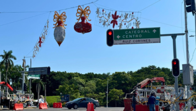 El Ayuntamiento de Centro continúa con la colocación de adornos navideños en el municipio