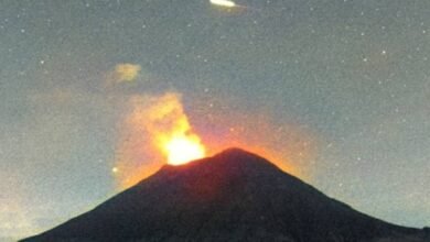 Captan una luz sobre el volcán Popocatépetl