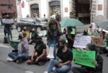 Feministas protestan afuera del Congreso