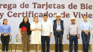 Entrega Gobernador Javier May 870 tarjetas de Pensión Bienestar y 100 certificados de vivienda