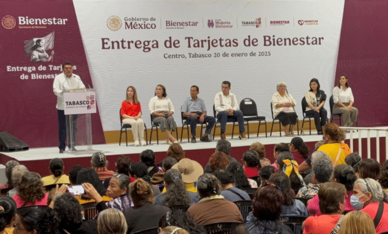 Gobernador entrega Tarjetas de Bienestar a Adultos Mayores