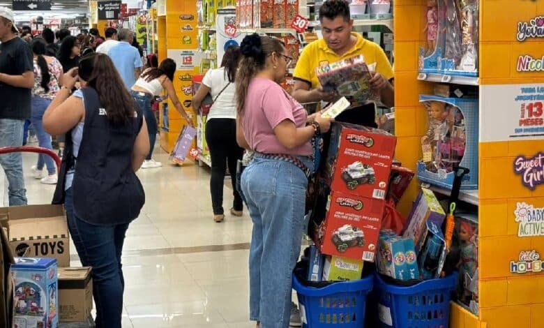 Los ayudantes de los Reyes Magos abarrotan jugueterías en Villahermosa