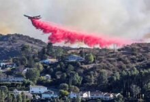 ¿Qué es y cómo funciona el polvo rosa que combaten el fuego en LA?