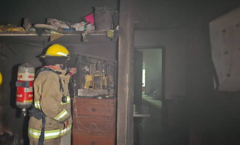 Incendio consume vivienda en la colonia Miguel Hidalgo