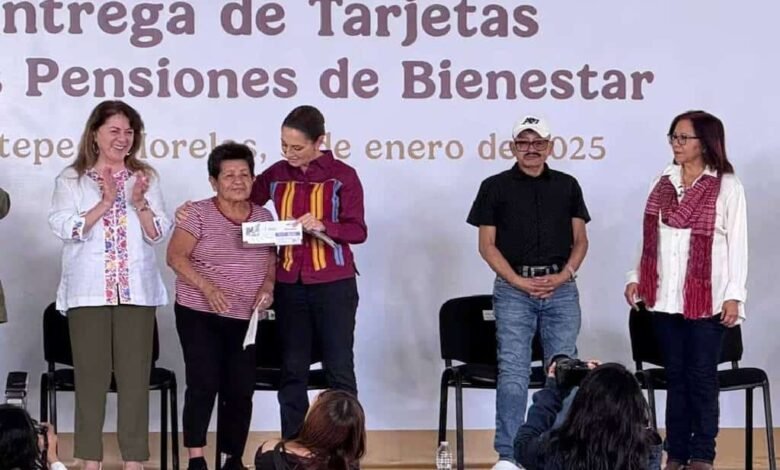 Sheinbaum entrega tarjetas Pensión Mujeres Bienestar en Morelos