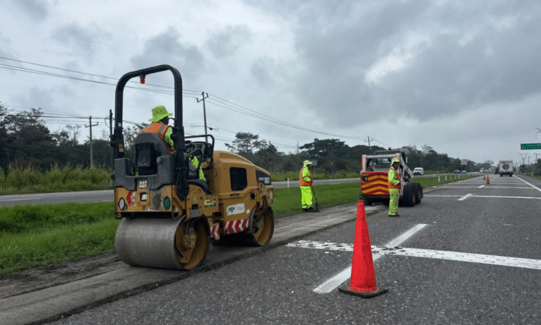 Realizan trabajos de bacheo en la carretera Villahermosa-Cárdenas