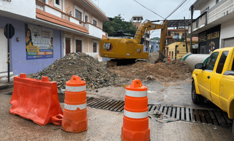 Suspenden obras por lluvia