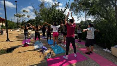 Jóvenes conectan con la naturaleza realizando YogArte en el Malecón Carlos A. Madrazo