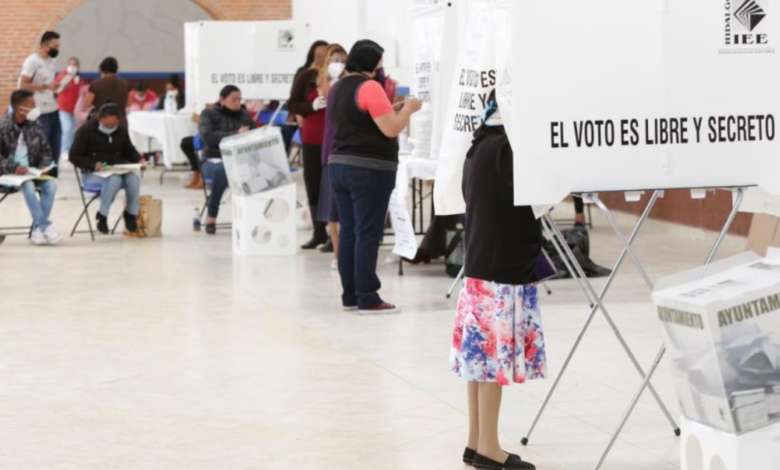 Personas ejerciendo su derecho al voto