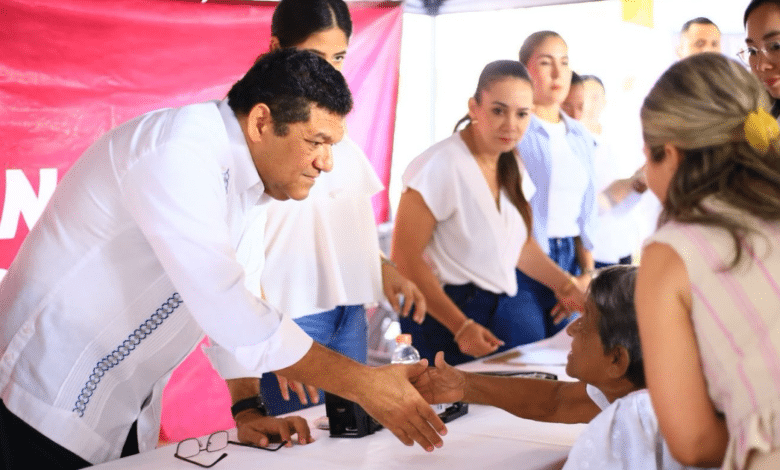 Javier May saludando a pobladores de Tabasco