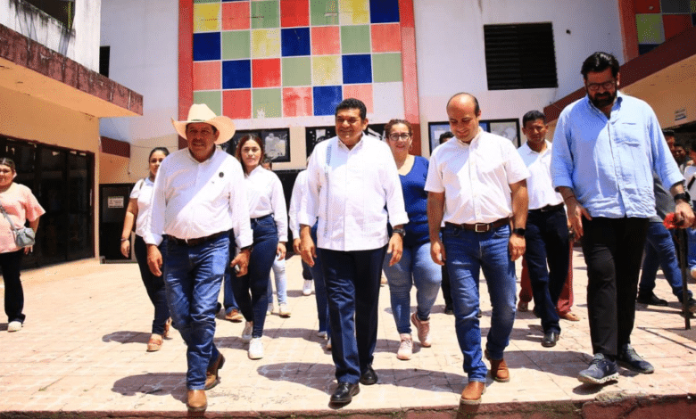 Personas del gobierno caminando