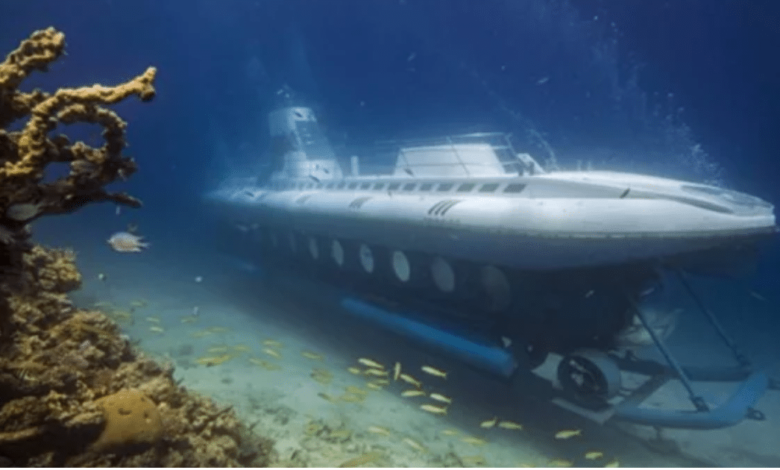 Submarino Turístico navegando en las profundidades