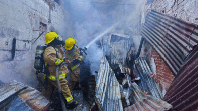 Sofocado incendio en bodega de cartón en el centro de la ciudad