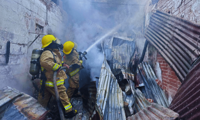 Sofocado incendio en bodega de cartón en el centro de la ciudad